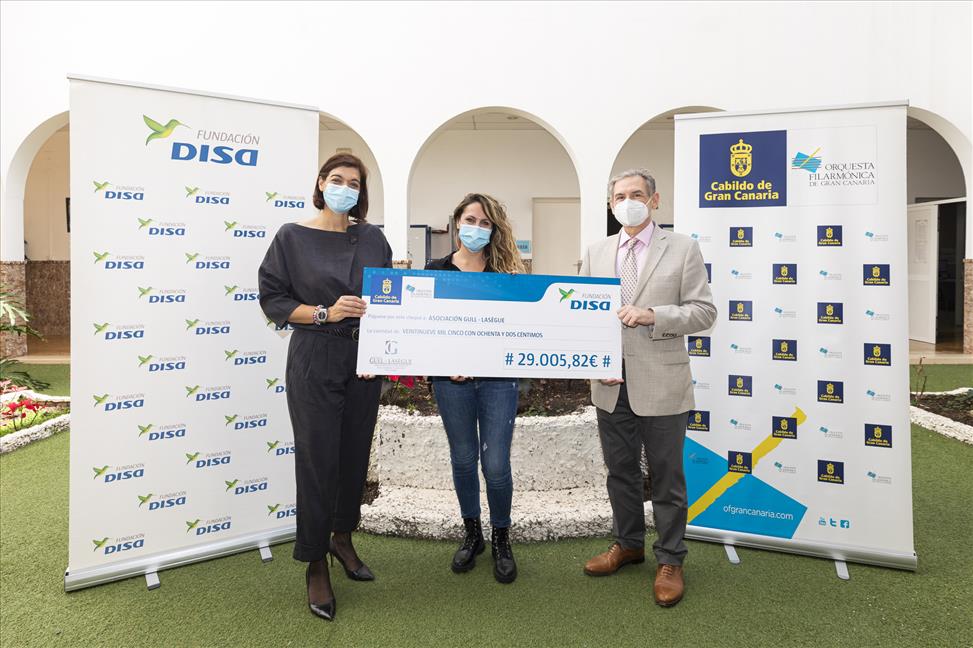 I a D. Sara Mateos, Raquel García y Pedro Justo - Cheque Navidad OFGC DISA.jpg