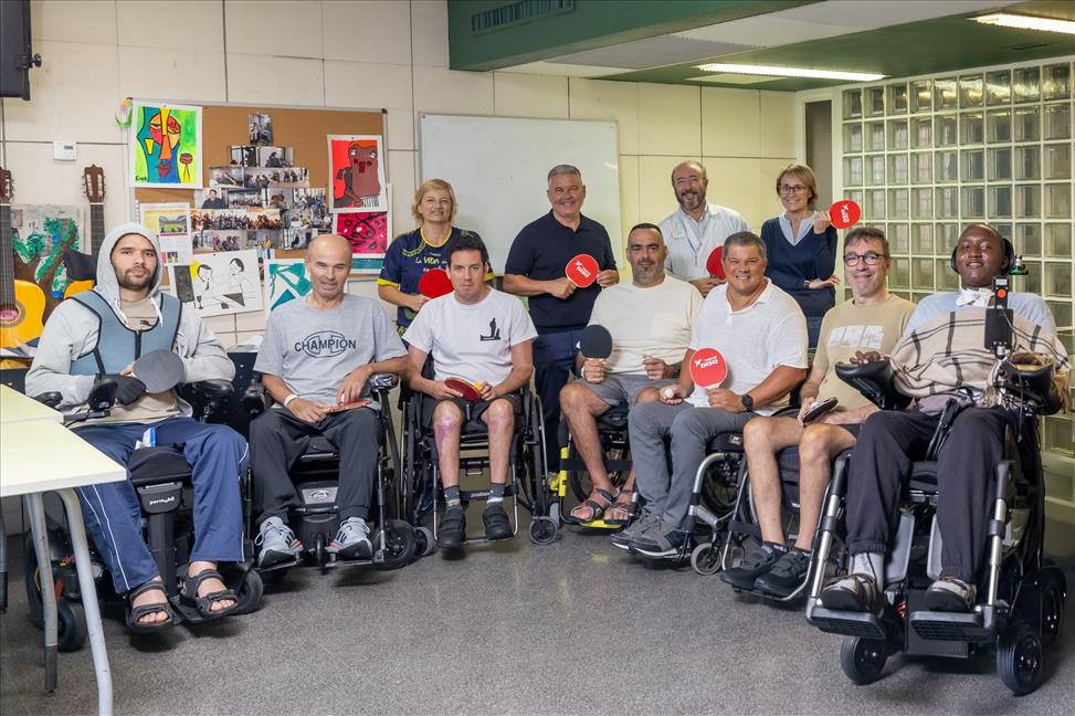 Pacientes de la Unidad Medular del Hospital Insular en la entrega el equipo de tenis de mesa.jpg