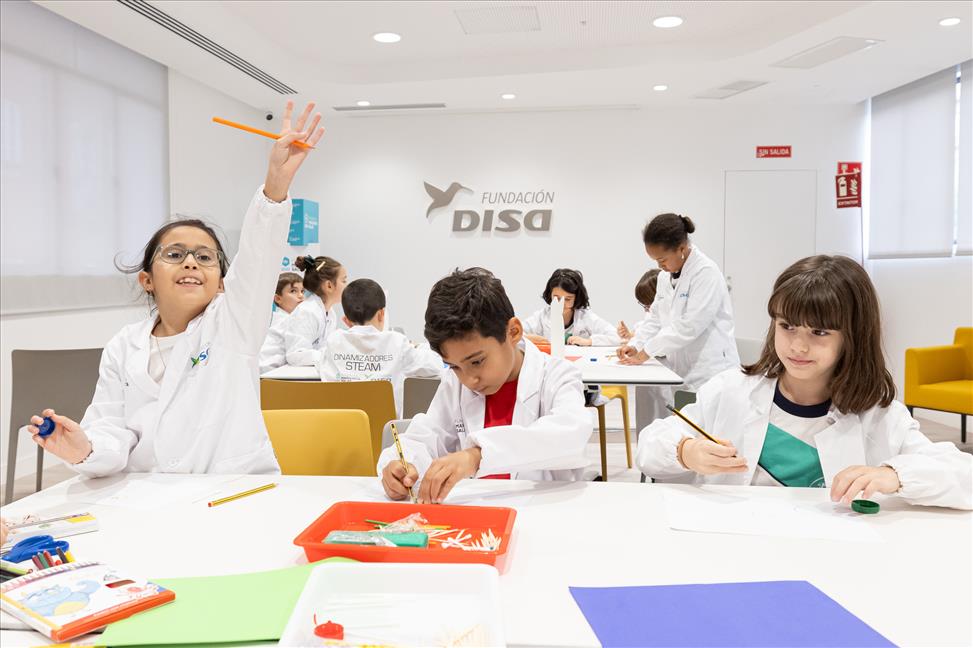 Los niños y niñas de Dinamizadores en una actividad en la Fundación DISA 3.jpg