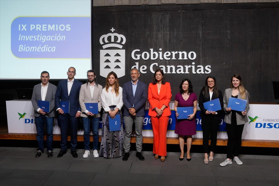 Foto de familia de los siete galardonados en la edición IX Premios Fundación DISA Investigación Biomédica en Presidencia de Gobierno, junto a Javier Franco y Sara Mateos.jpg